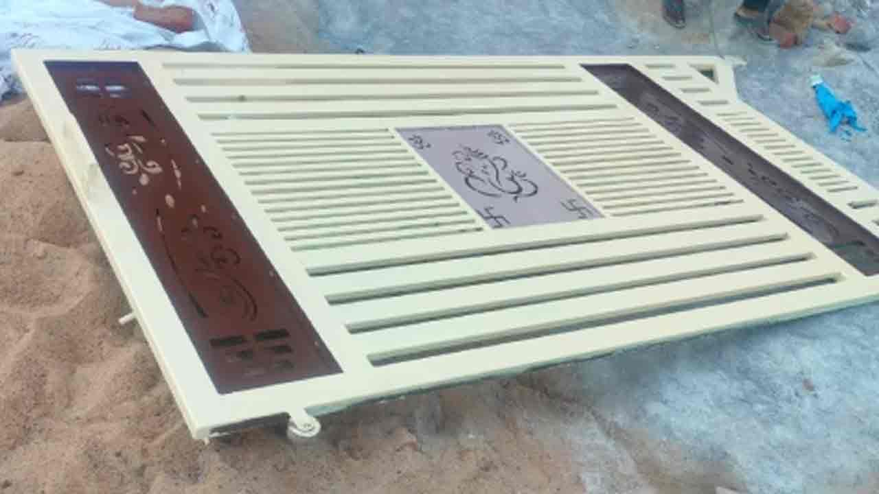 Dundigal | విషాదం.. గేటు మీద ప‌డ‌డంతో బాలుడి మృతి