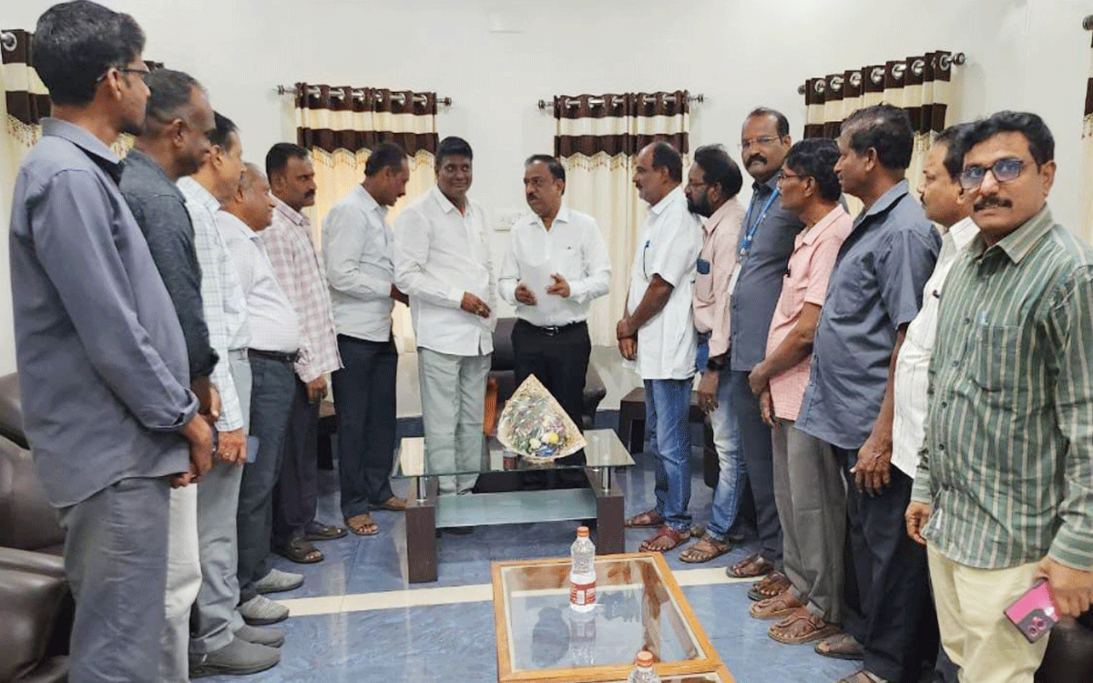 Palvancha : కార్మికుల సమస్యలపై జెన్‌కో డైరెక్ట‌ర్ అజ‌య్‌కు వినతి