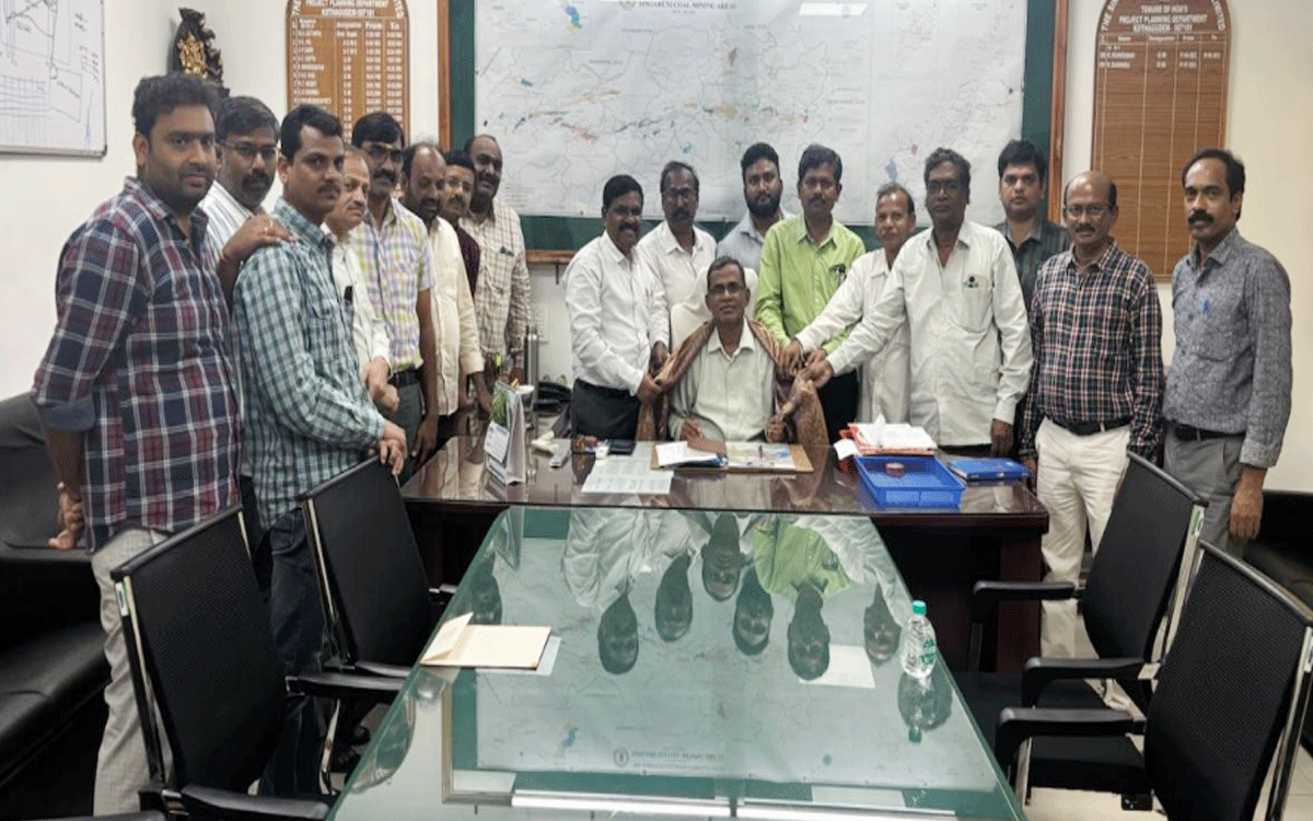 Kothagudem Singareni : సింగరేణి ప్రాజెక్ట్ ప్లానింగ్ జీఎం దేవేంద‌ర్‌కు స‌న్మానం