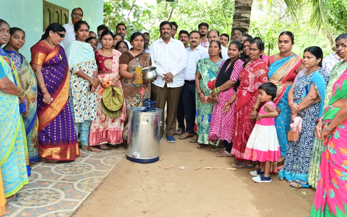 Ramavaram : తేనెటీగల పెంపకం – మహిళా సాధికారతకు సుస్థిర మార్గం : జీఎం శాలెం రాజు