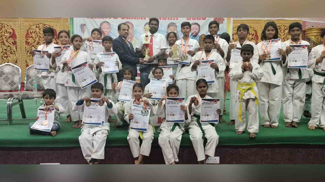 Karate competitions | జాతీయ స్థాయి కరాటే పోటీలలో గోల్డ్ మెడల్స్ సాధించిన గోదావరిఖని విద్యార్థులు