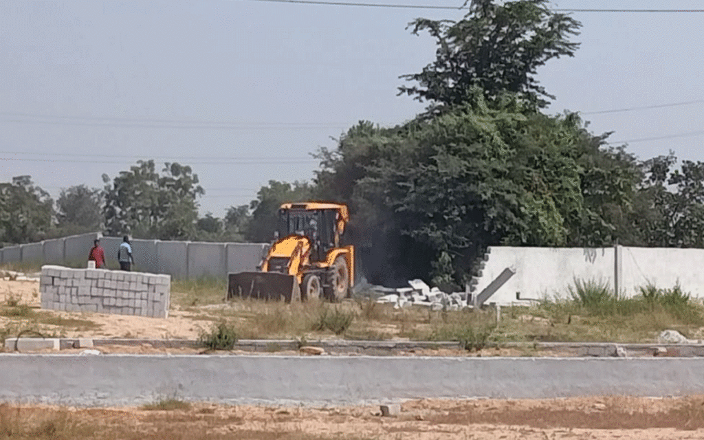 Bibinagar : గూడూరు గ్రామంలో అక్రమ నిర్మాణాలపై అధికారుల చర్యలు