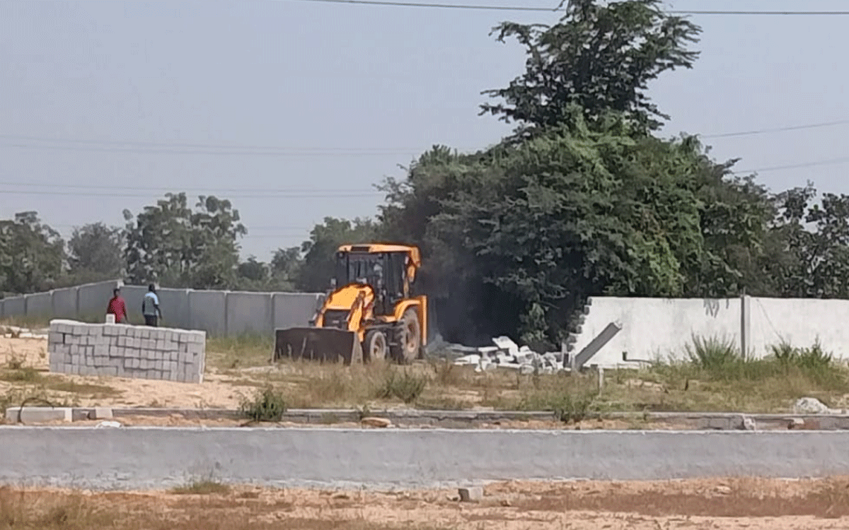 Bibinagar : గూడూరు గ్రామంలో అక్రమ నిర్మాణాలపై అధికారుల చర్యలు