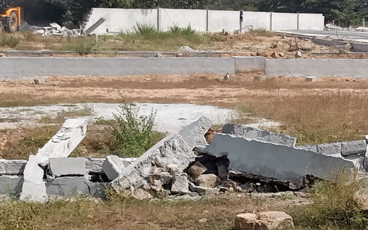 Bibinagar : గూడూరు గ్రామంలో అక్రమ నిర్మాణాలపై అధికారుల చర్యలు