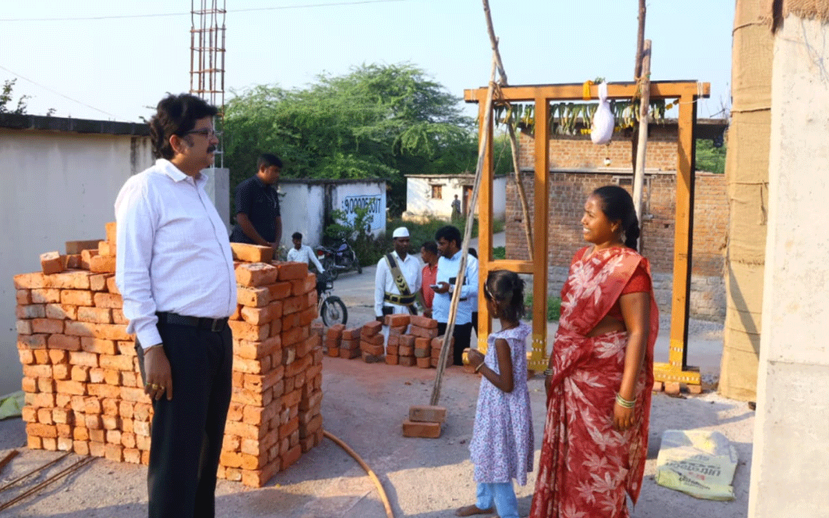 Rajapet : ఇందిరమ్మ ఇండ్ల నిర్మాణం త్వరగా పూర్తి చేయాలి : కలెక్టర్ హనుమంతరావు