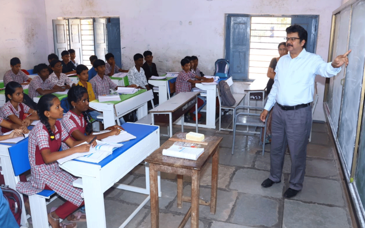 Bhoodan Pochampally : ప్రభుత్వ పాఠశాలలో నాణ్యమైన విద్య : కలెక్టర్ హనుమంతరావు