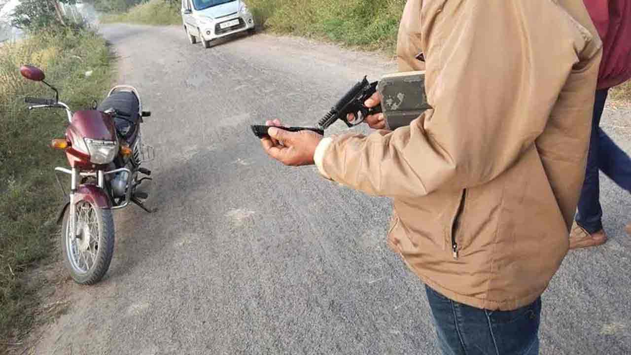 Medak | భూ వివాదం.. డ‌మ్మీ తుపాకీతో అన్న‌దాత‌కు బెదిరింపులు