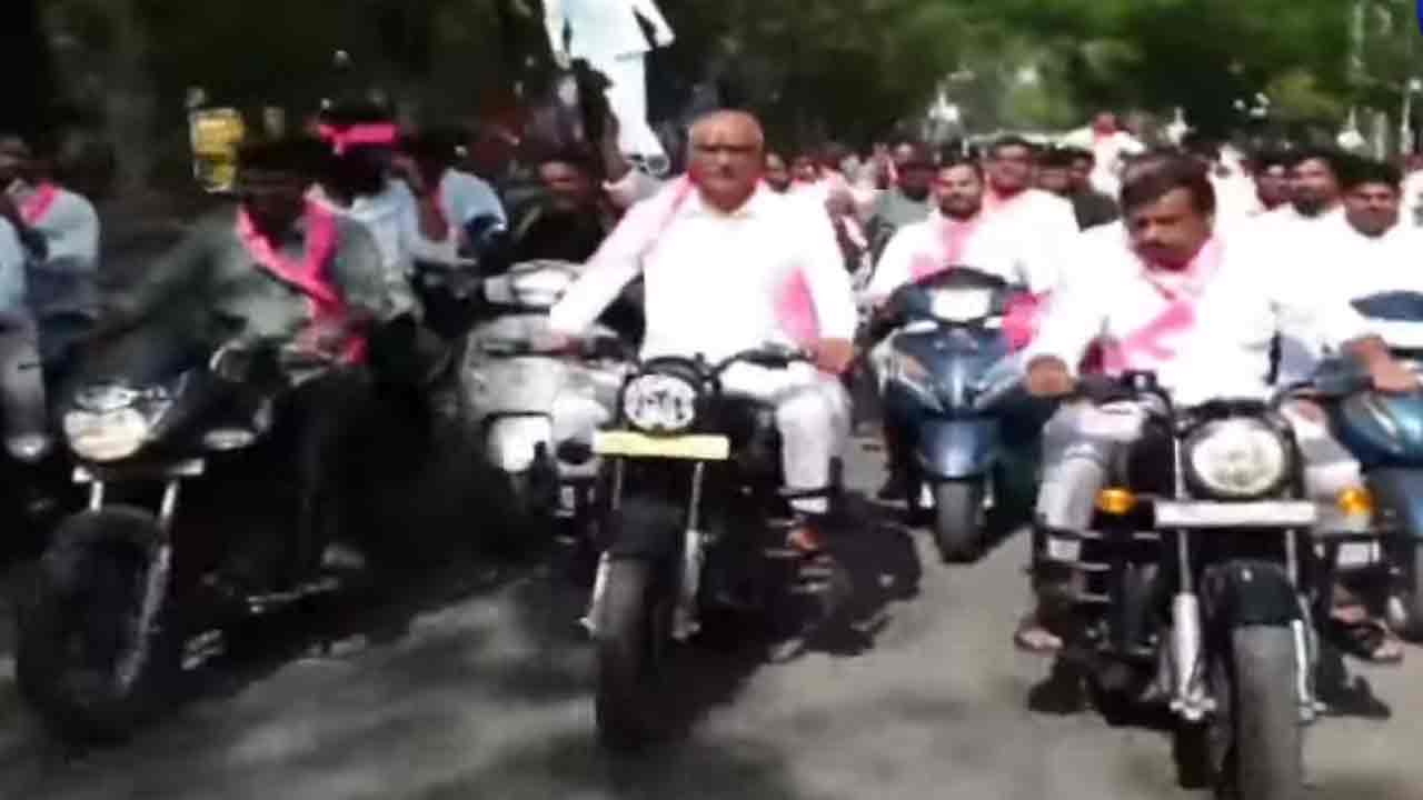 Deeksha Divas | రాష్ట్రవ్యాప్తంగా ఘనంగా దీక్షా దివస్.. సిద్దిపేటలో హరీశ్‌రావు బైక్ ర్యాలీ