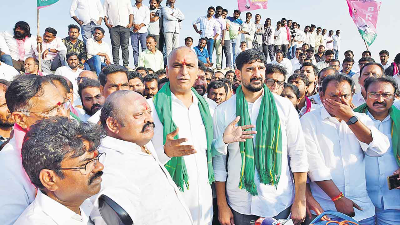 కేసీఆర్‌ కడితే.. రేవంత్‌ కూల్చుతున్నడు