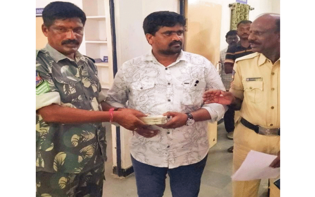 Suryapet Town : హెడ్ కానిస్టేబుల్ లింగయ్య నిజాయితీ