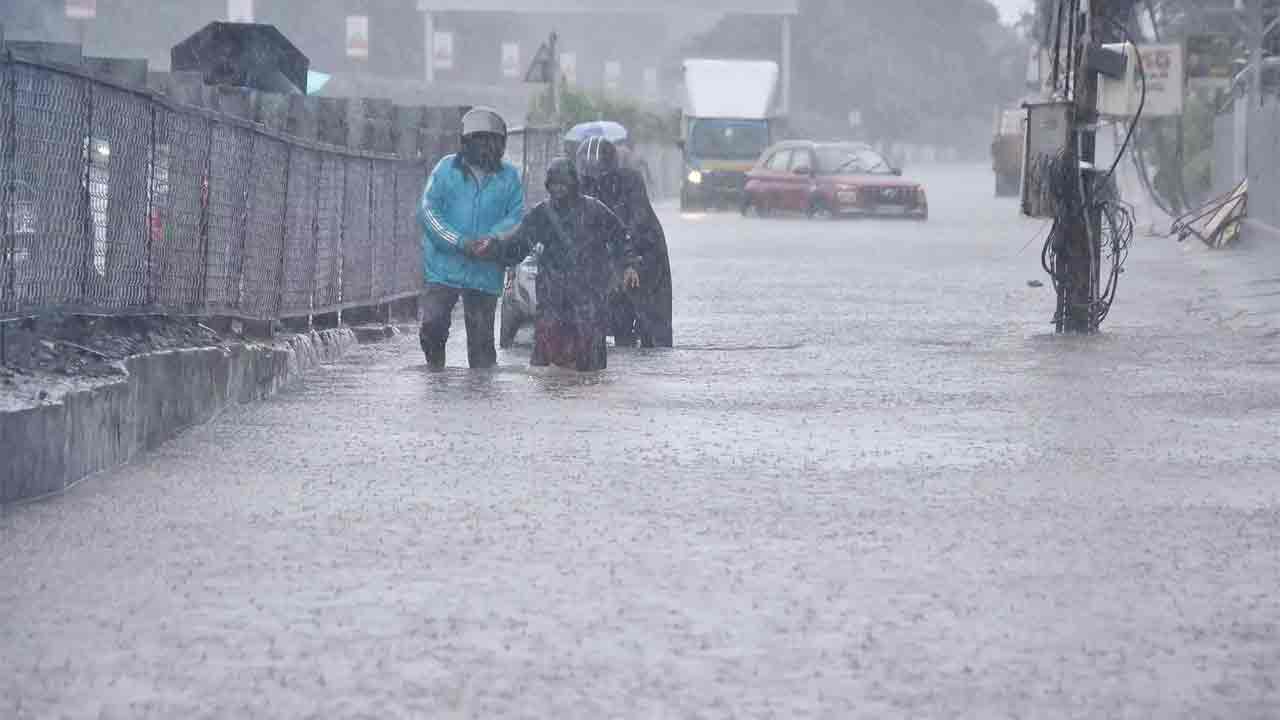 Cyclone Ditwah | దూసుకొస్తున్న దిత్వా తుపాన్.. ఏపీలోని జిల్లాలకు ఫ్లాష్ ఫ్లడ్ అలర్ట్
