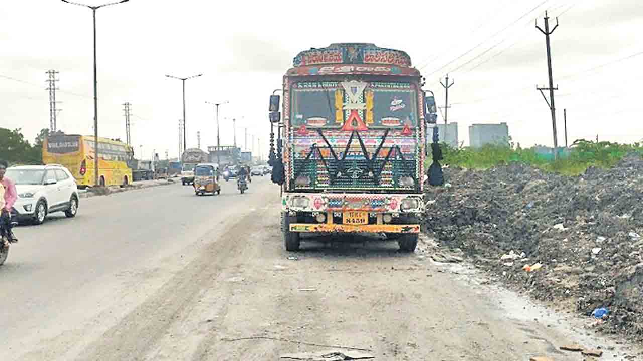 పార్కింగ్‌కు అడ్డాగా 65వ హైవే .. ట్రాఫికర్‌..!