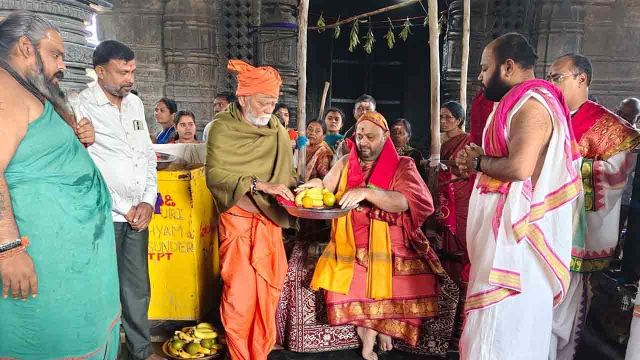 వేయి స్తంభాల దేవాలయంలో విద్యాశంకర భారతీ మహాస్వామిజీ పూజలు