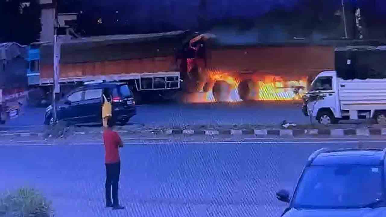 శవాల వద్ద నగల వేటా!?.. పుణె ప్రమాదంలో మానవత్వం మాయమైందని నెటిజన్ల విమర్శలు