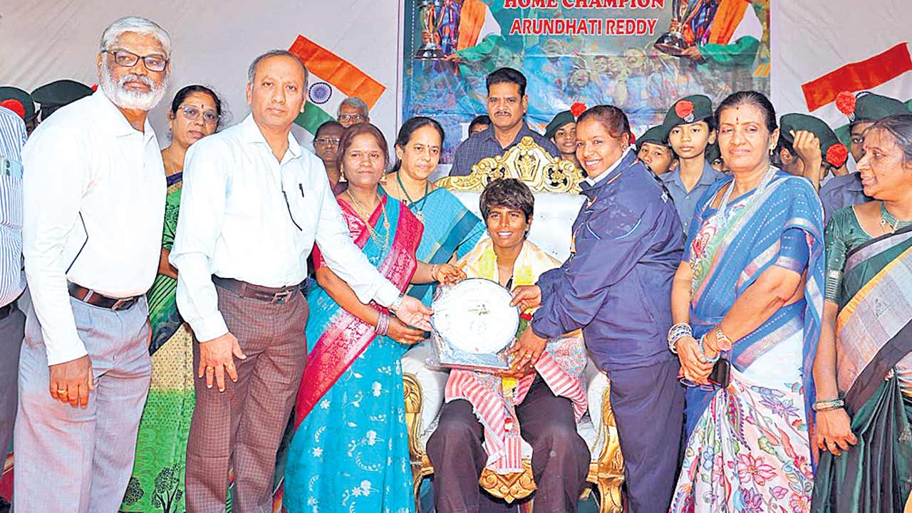 వన్డే వరల్డ్‌ కప్‌ సభ్యురాలు అరుంధతిరెడ్డికి సన్మానం