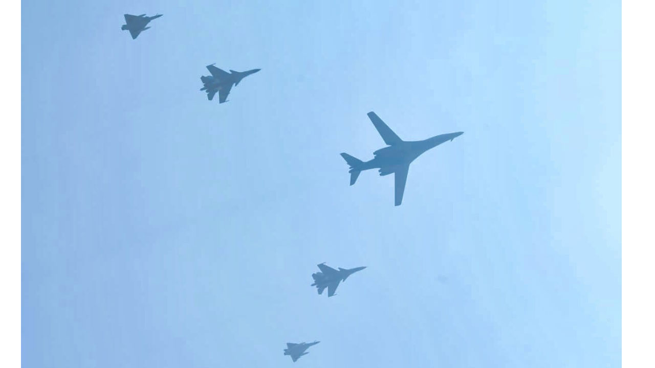 Fighter Jets: సుఖోయ్‌-30 ఎంకేఐ.. బీ-1 లాన్స‌ర్ బాంబ‌ర్‌.. సంయుక్త విన్యాసాలు