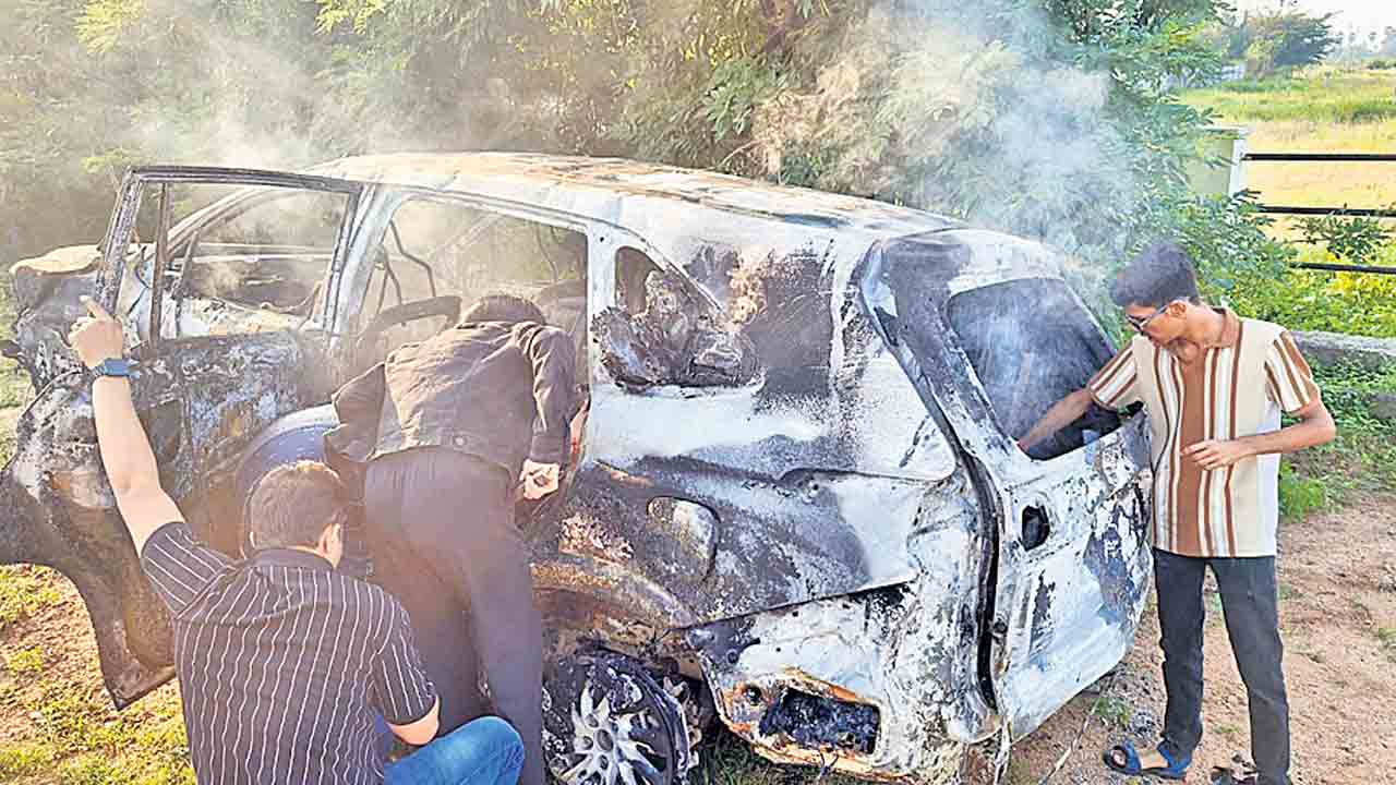 డివైడర్‌ను ఢీకొని ఇన్నోవా దగ్ధం