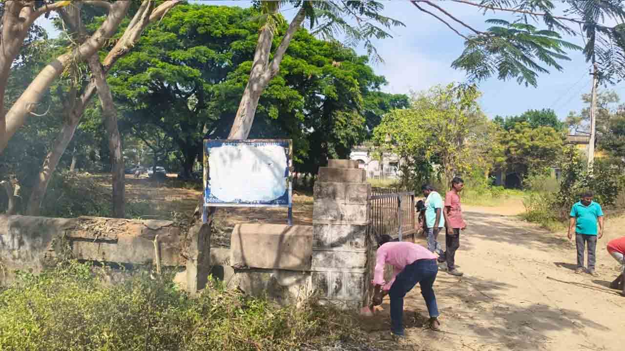 Irrigation Officers | అప్రమత్తమైన నీటి పారుదల శాఖ అధికారులు.. పిచ్చి చెట్ల తొలగింపు