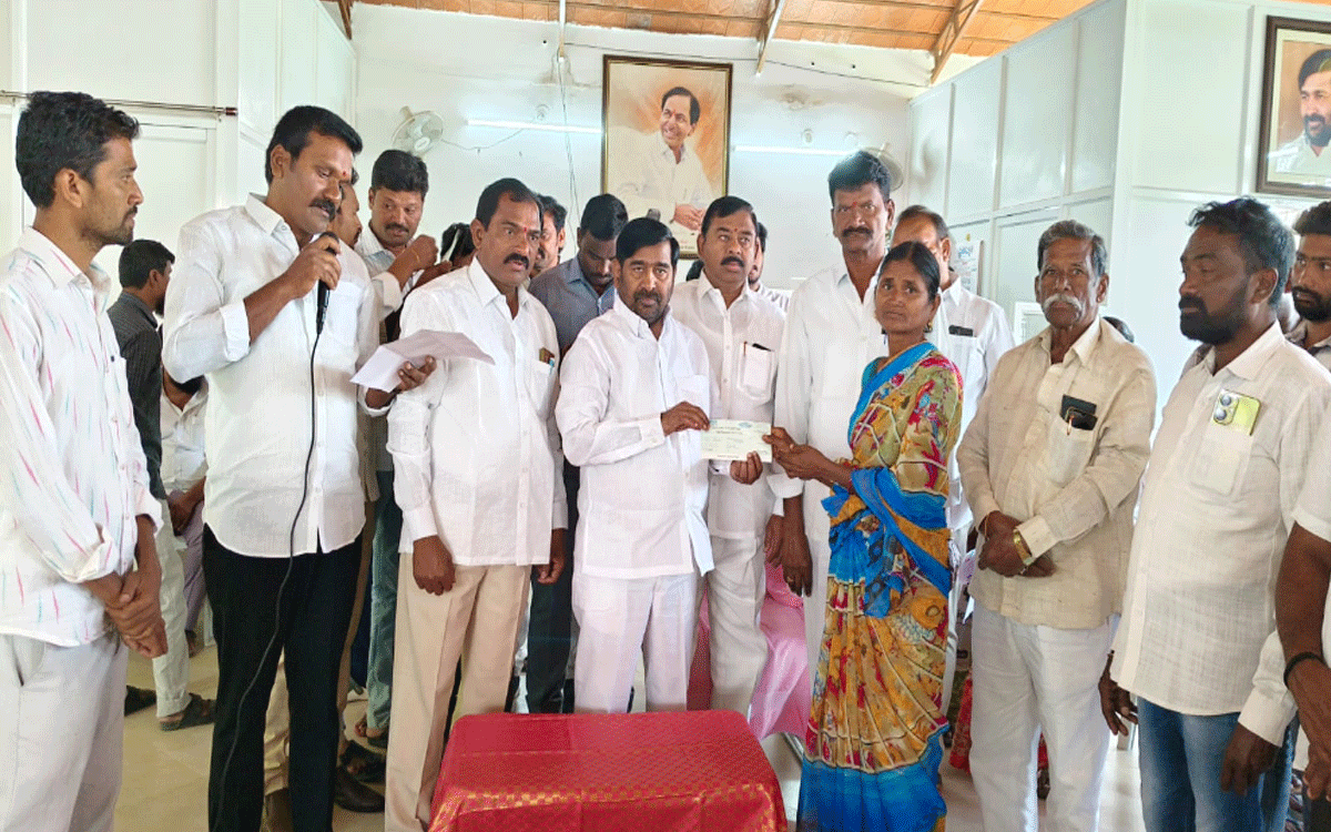 Suryapet : ల‌బ్ధిదారుల‌కు మాజీ మంత్రి జ‌గ‌దీశ్‌రెడ్డి సీఎంఆర్ఎఫ్ చెక్కులు పంపిణీ