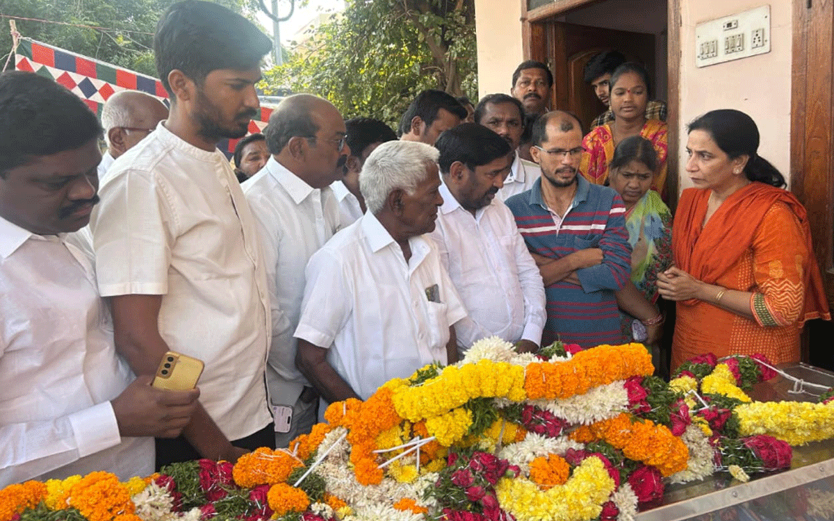 Suryapet : లబ్ధిదారులకు మాజీ మంత్రి జగదీశ్రెడ్డి సీఎంఆర్ఎఫ్ చెక్కులు పంపిణీ