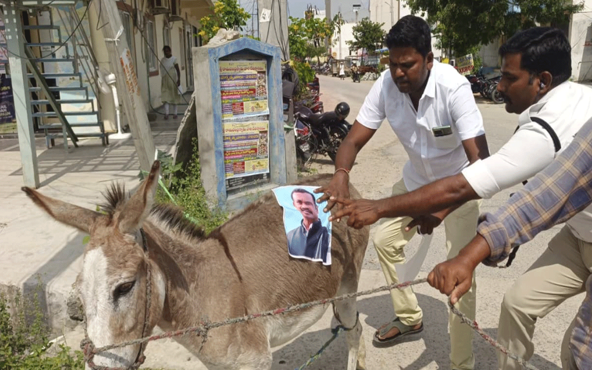 Jangaon Chowrasta : బ్రిడ్జిలు నిర్మించాలని గాడిదపై మంత్రుల ఫొటోలతో నిరసన