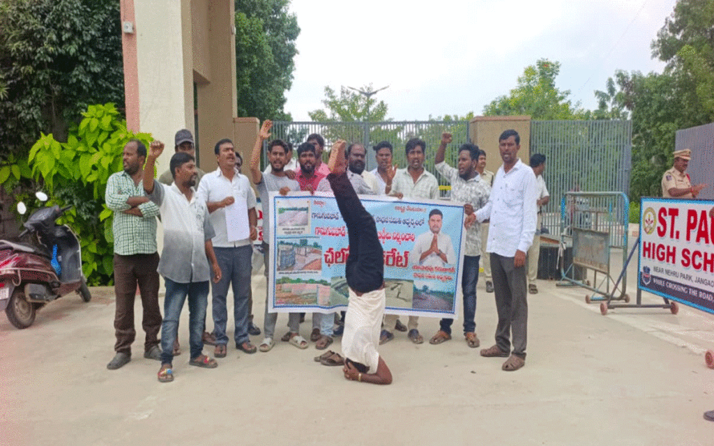 Jangaon Chowrasta : బ్రిడ్జిలు నిర్మించాలని గాడిదపై మంత్రుల ఫొటోలతో నిరసన