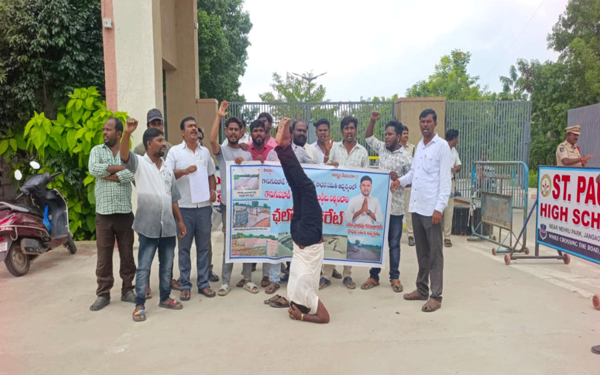 Jangaon Chowrasta : బ్రిడ్జిలు నిర్మించాలని గాడిదపై మంత్రుల ఫొటోలతో నిరసన