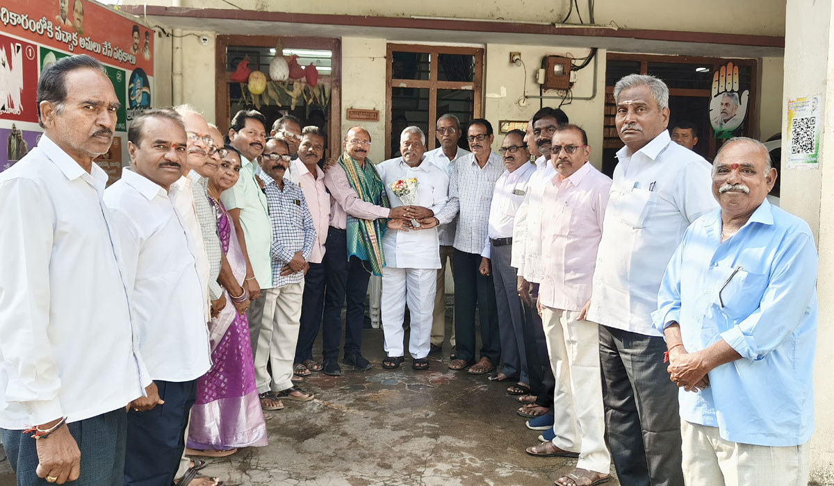 Former Minister Jeevan Reddy | విశ్రాంత ఉద్యోగుల సమస్యలను ప్రభుత్వం దృష్టికి తీసుకెళ్తా.. మాజీ మంత్రి జీవన్‌ రెడ్డి