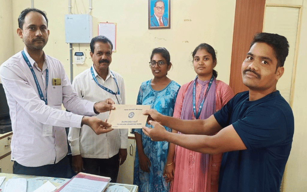 Karepally : ప్రధానమంత్రి జీవన జ్యోతి బీమా చెక్‌ అందజేత