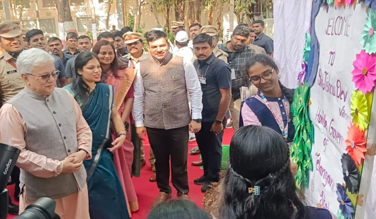 Governor Jishnu Dev Verma | కరీంనగర్‌ కలెక్టరేట్లో ప్రభుత్వ శాఖల స్టాళ్లు పరిశీలించిన గవర్నర్ జిష్ణుదేవ్‌ వర్మ