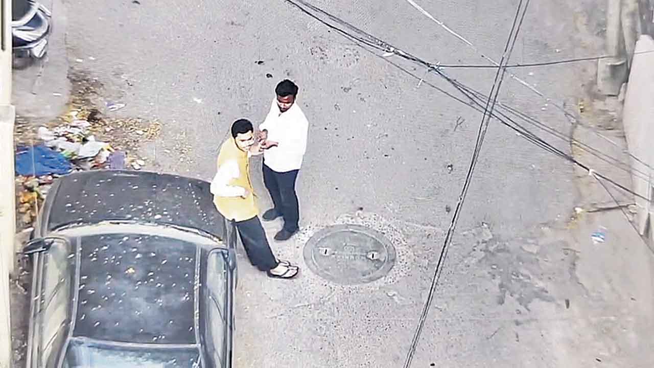 దొంగ ఓట్లకు పోలీసుల రక్షణ!