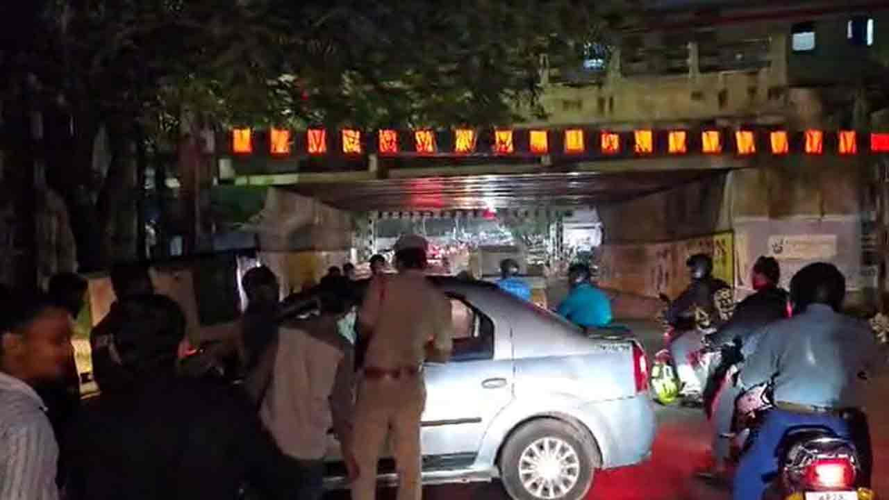 Kacheguda | కాచిగూడలో రైల్వే అండ‌ర్ బ్రిడ్జి కింద‌ కారు.. బాంబు స్క్వాడ్ త‌నిఖీలు