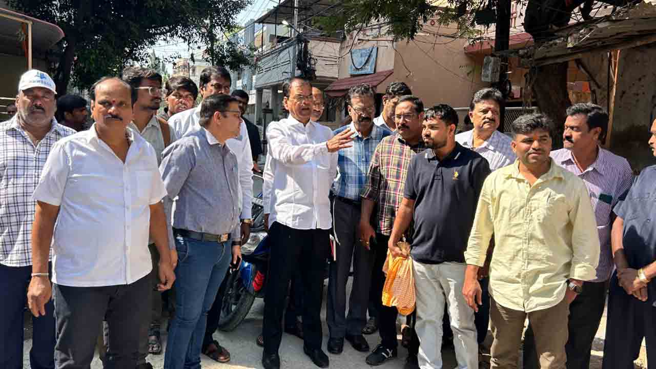 రోడ్డు పనులు నాణ్యతతో వేగంగా చేయండి : ఎమ్మెల్యే కాలేరు వెంకటేశ్‌