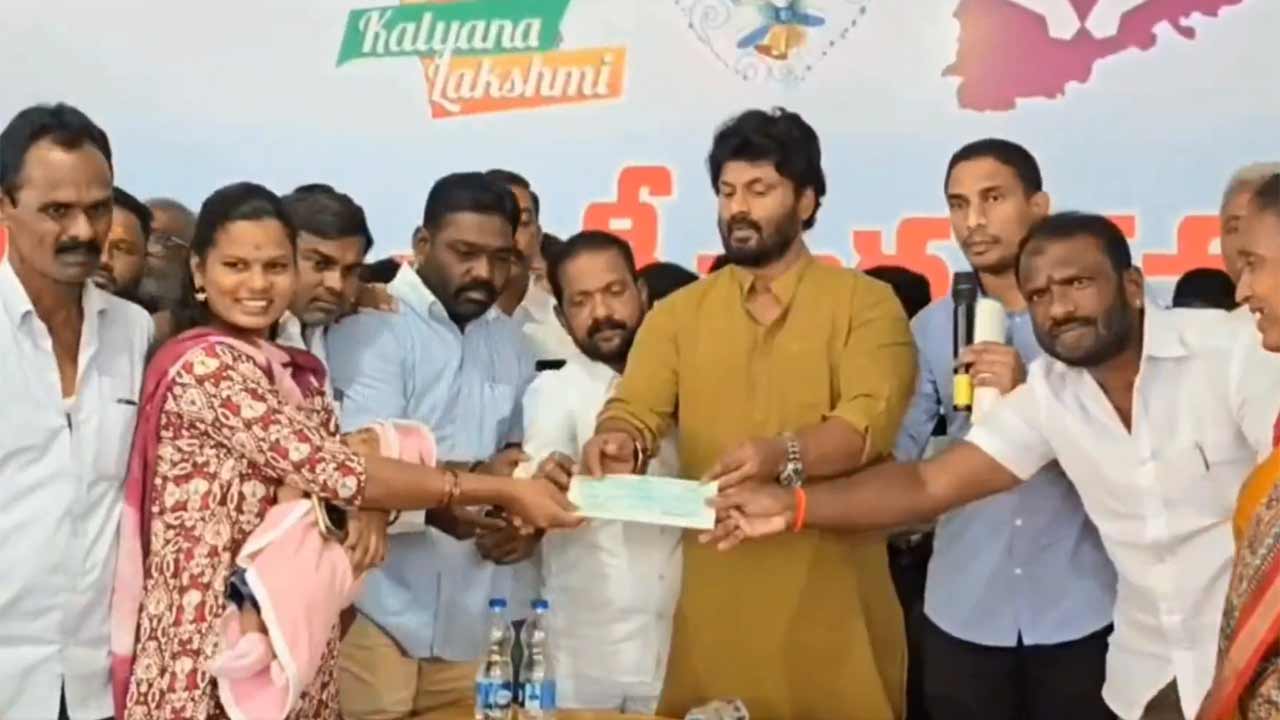 Kalyana Lakshmi | మరీ ఇంత లేటా.. పెళ్లయి బిడ్డ పుట్టాక అందజేసిన కల్యాణలక్ష్మీ చెక్కు