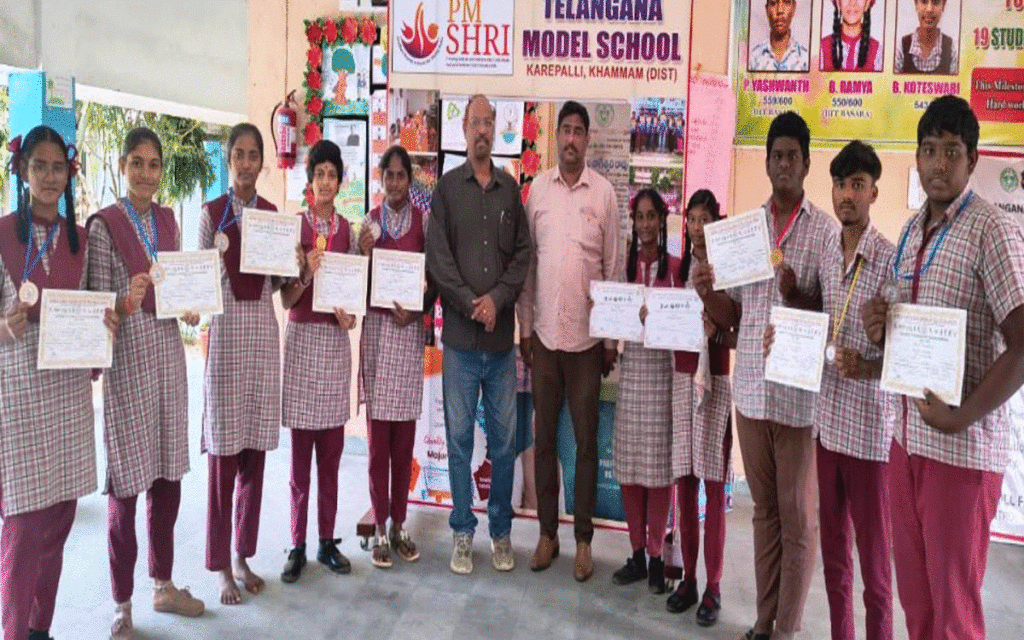 Karepally : వెయిట్‌ లిప్టింగ్‌ జాతీయ స్ధాయి పోటీలకు కారేపల్లి మోడల్ స్కూల్ విద్యార్ధులు