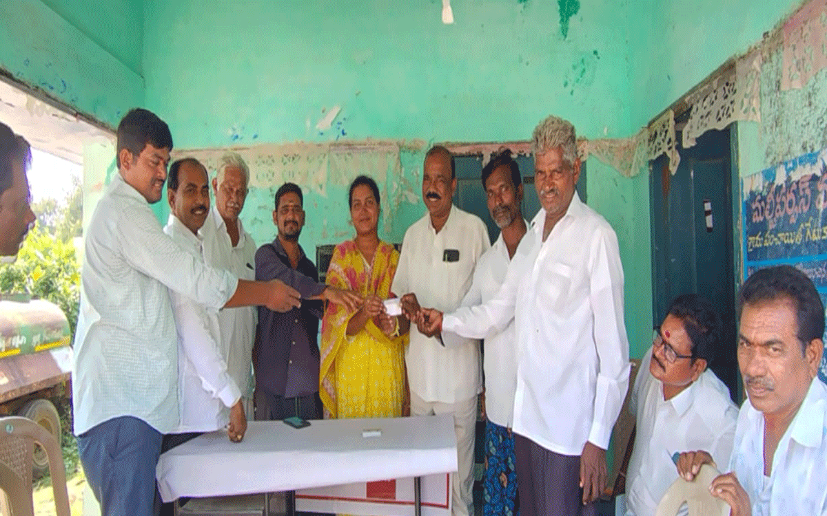 Karepally : మత్స్య సొసైటీ నూత‌న‌ సభ్యులకు గుర్తింపు కార్డులు అంద‌జేత‌