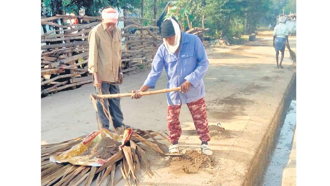 ట్రాక్టర్లు మూలకు.. తాటి కమ్మలపై చెత్త తరలింపు