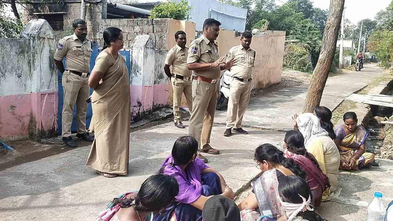 Kasipeta | సోమగూడెంలో ప్రియుడి మోసం చేశాడని ప్రియురాలి ధర్నా : వీడియో