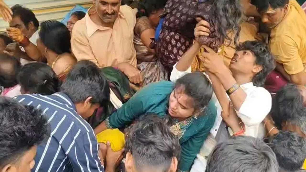 Kasibugga | కాశీబుగ్గలో తొక్కిసలాటకు ప్రభుత్వమే బాధ్యత వహించాలి.. వైసీపీ నేతల ఫైర్