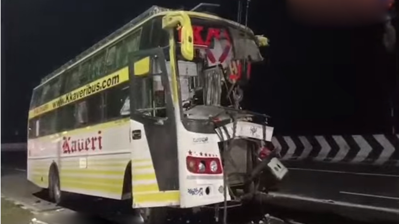 Travels Bus | లారీని ఢీకొట్టిన ట్రావెల్స్‌ బస్సు.. తప్పిన ప్రాణ నష్టం