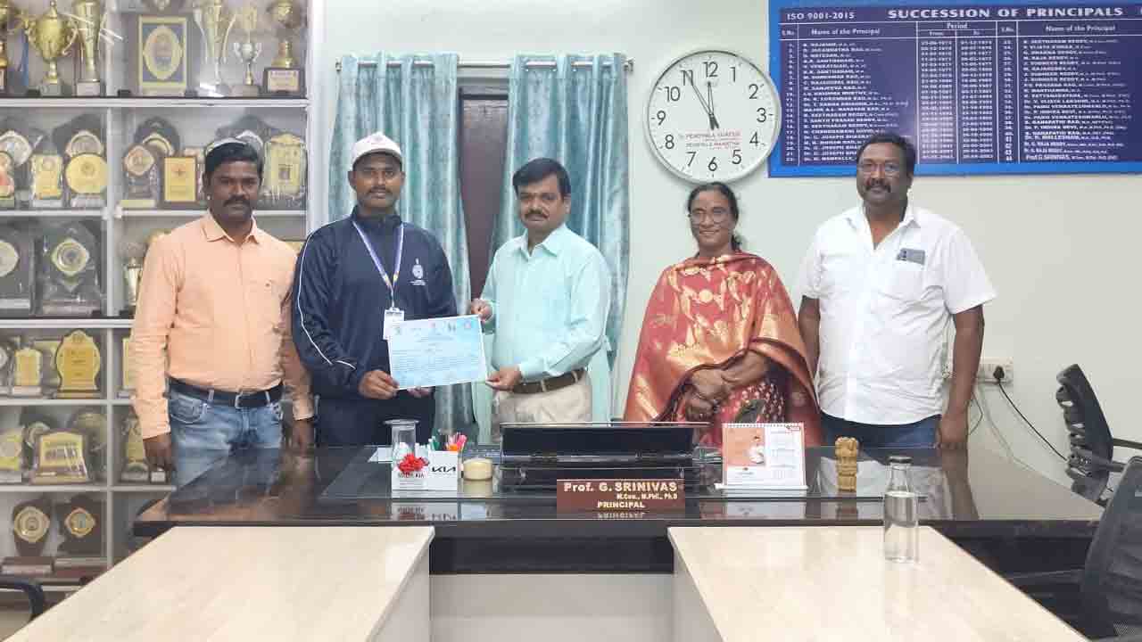 KDC | ఎన్‌ఎస్ఎస్ వాలంటీర్‌ను అభినందించిన కేడీసీ సిబ్బంది