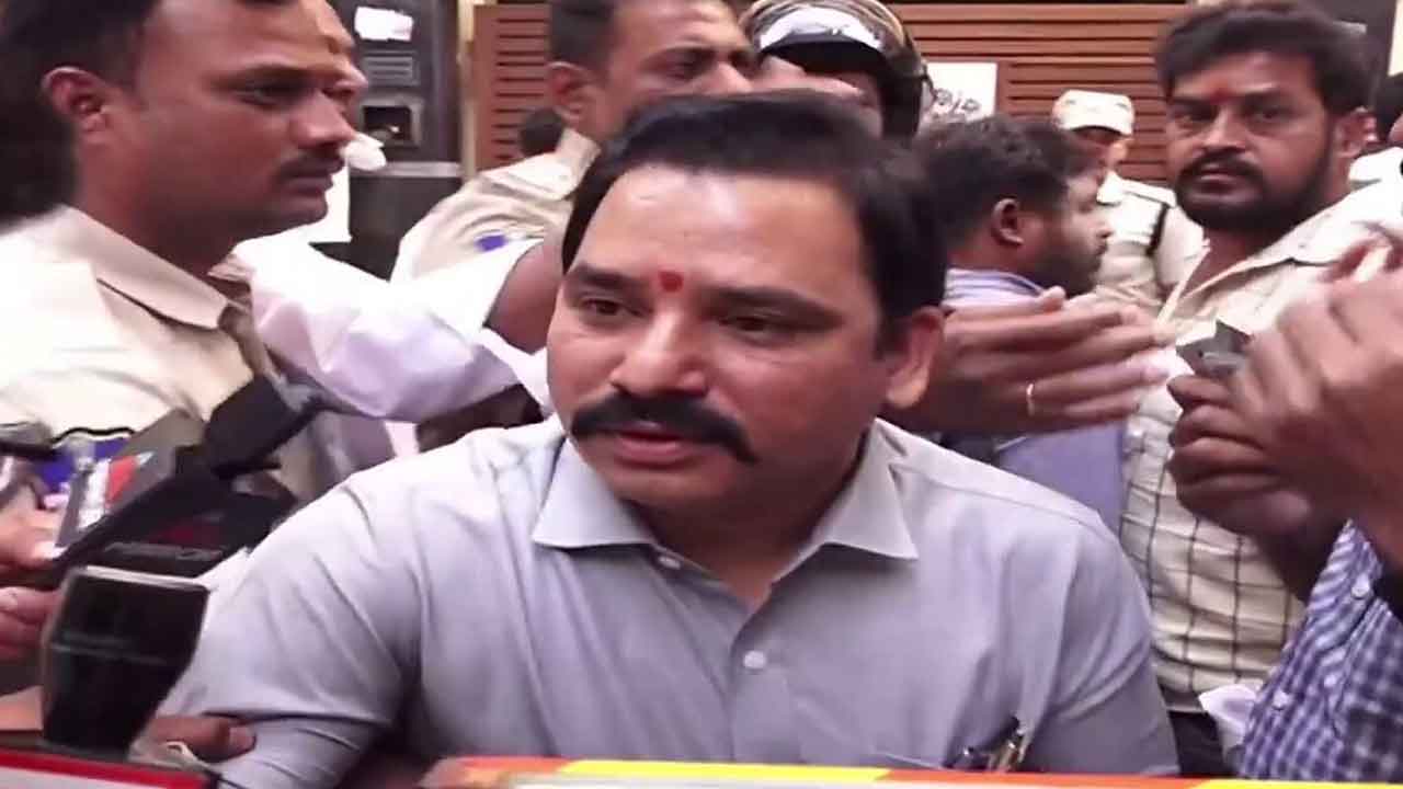 నవీన్‌యాదవ్‌ను అనర్హుడిగా ప్రకటించాలి