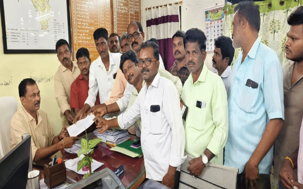 Khammam Rural : బీసీల స్మశాన వాటికకు స్థలం కేటాయించాలని తాసీల్దార్‌కు విన‌తి