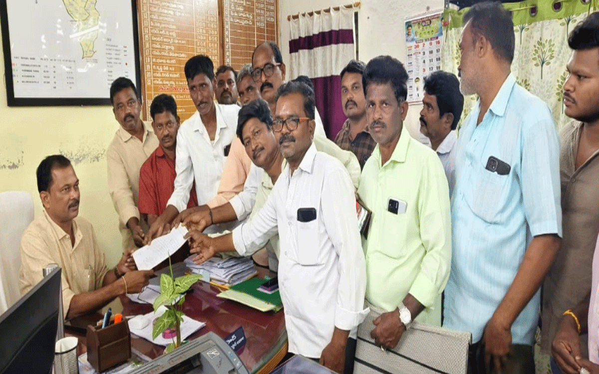 Khammam Rural : బీసీల స్మశాన వాటికకు స్థలం కేటాయించాలని తాసీల్దార్‌కు విన‌తి