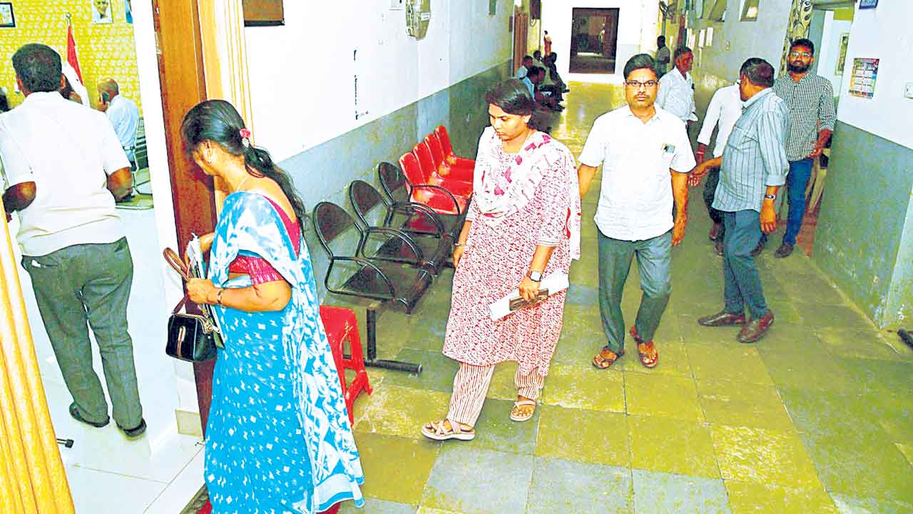 విద్యాశాఖలో కదులుతున్న అవినీతి డొంక!