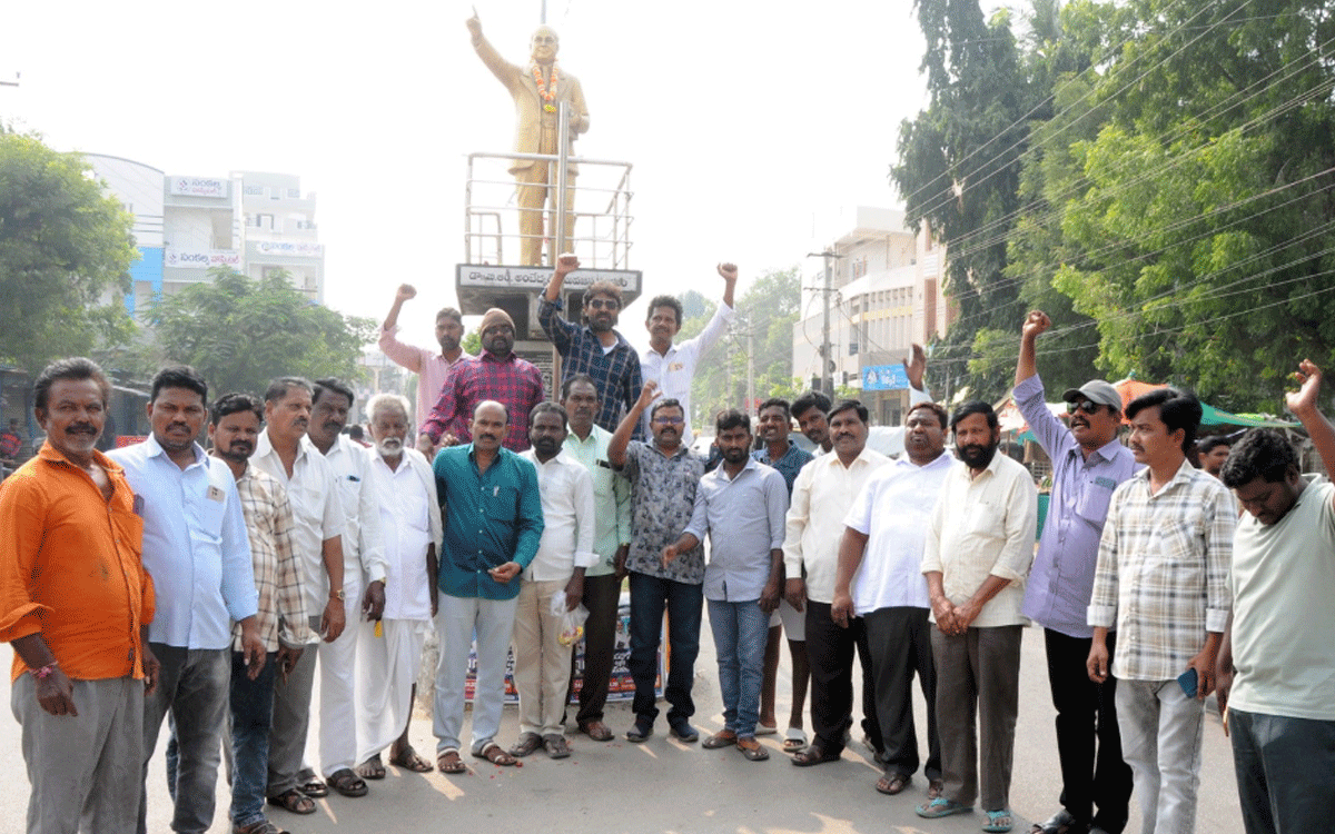 Kodada : ‘రాజ్యాంగ స్ఫూర్తితో దేశాభివృద్ధికి కృషి చేయాలి’