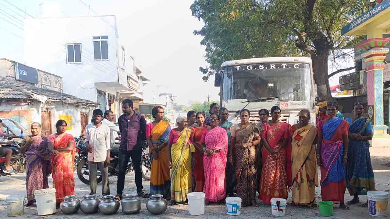 Kolanupaka | కొలనుపాకలో నెల రోజులుగా నీళ్లు బంద్‌.. ఆందోళన చేపట్టిన మహిళలు