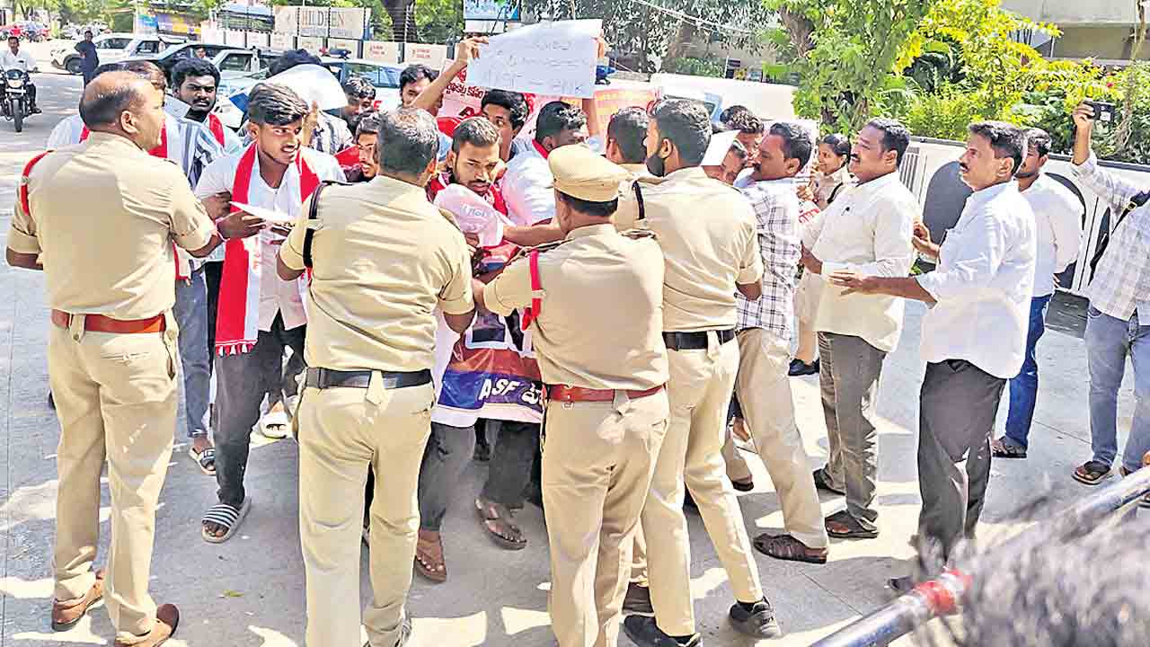 ఫీజు బకాయిలపై మంత్రి సురేఖ ఇల్లు ముట్టడి