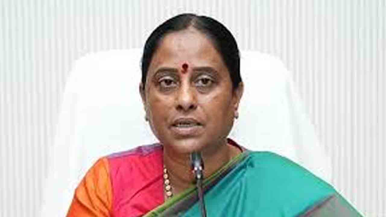 ఆలయ భూములను రక్షించండి.. మంత్రి కొండా సురేఖకు వినతి