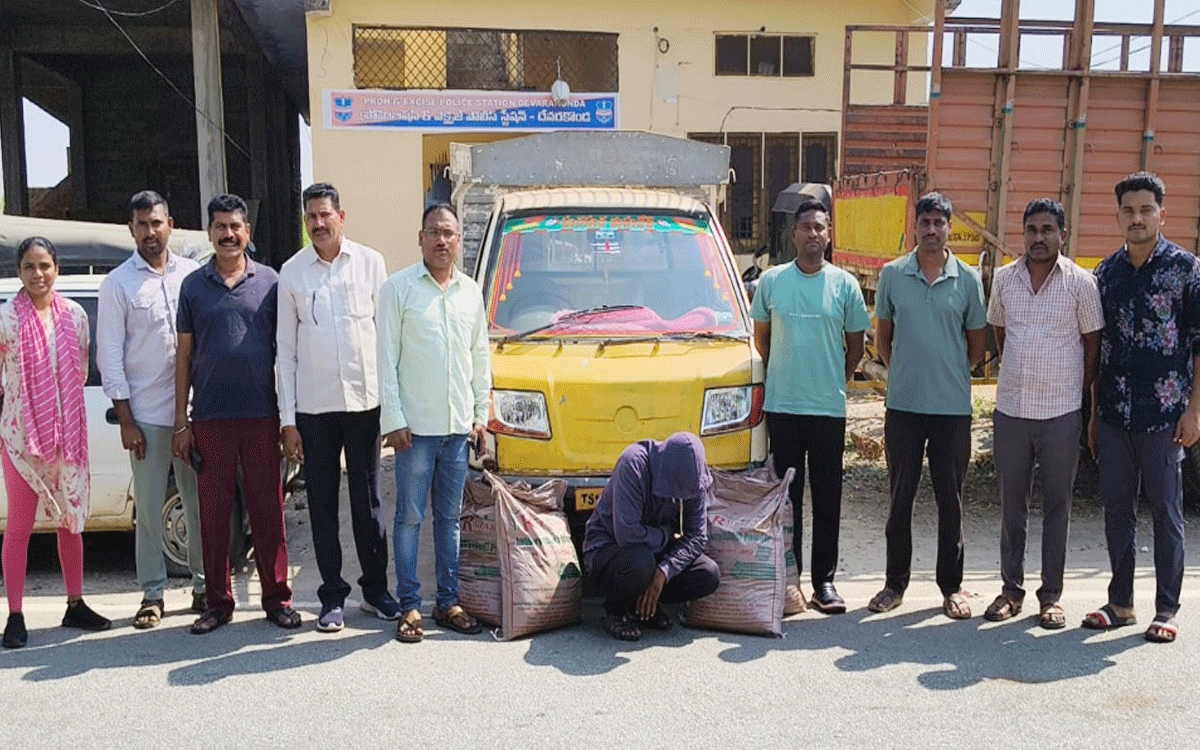 Kondamallepally : చెన్నారం గేటు వద్ద న‌ల్ల‌బెల్లం, ప‌ట్టిక ప‌ట్టివేత‌